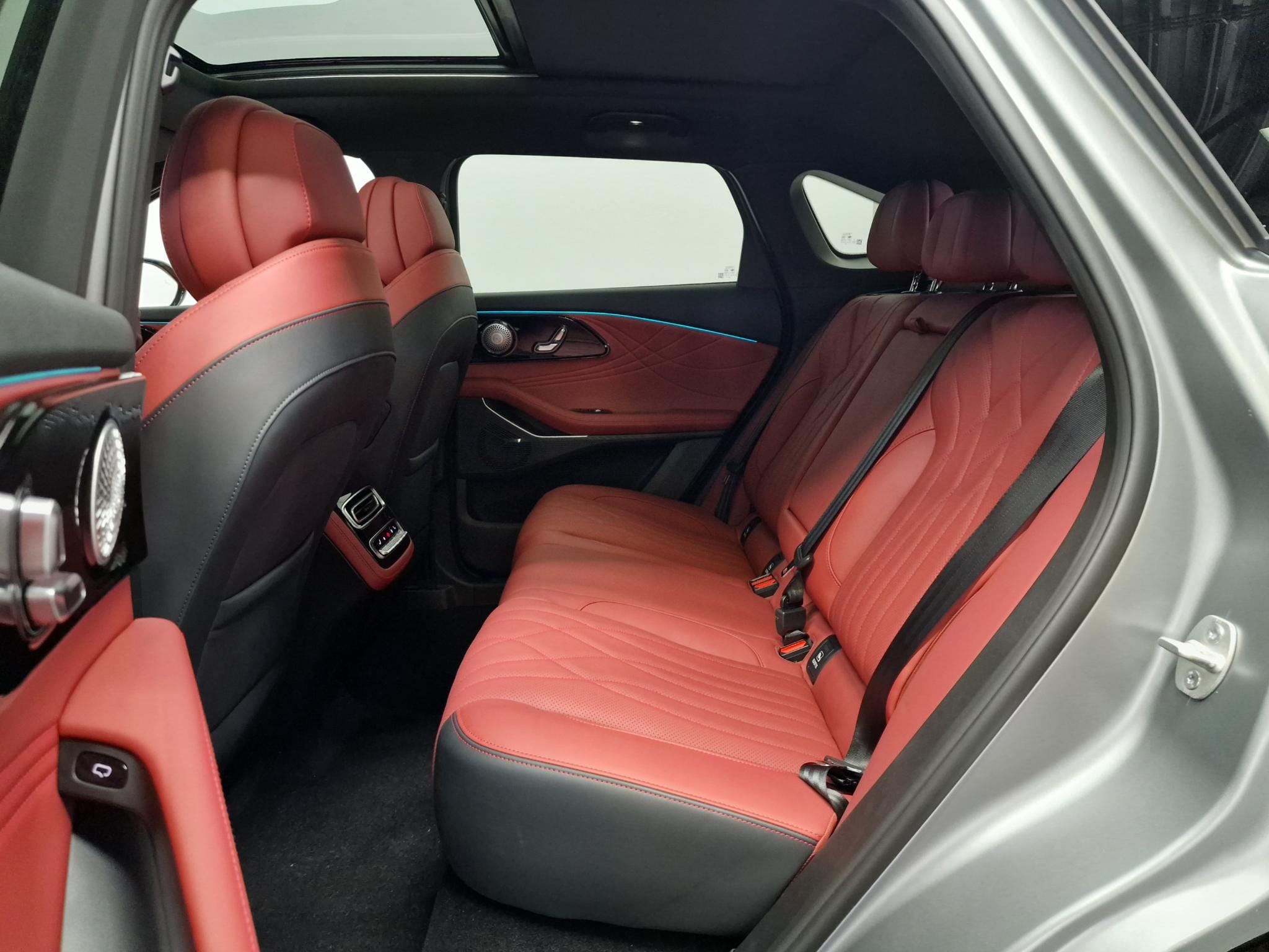 Omoda 9 SHS 1.5T-GDi SHS-P Premium Enige in Nederland met rood lederen bekleding ! afbeelding 14