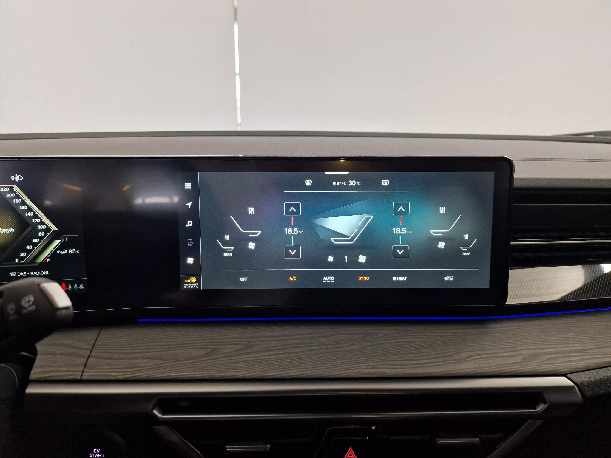 KGM Musso EV Black Line 80.6 kWh 4WD Luxe leder/suede bekleding, Schuifdak, Navigatie, 4x4, 2300kg trekgewicht! afbeelding 37