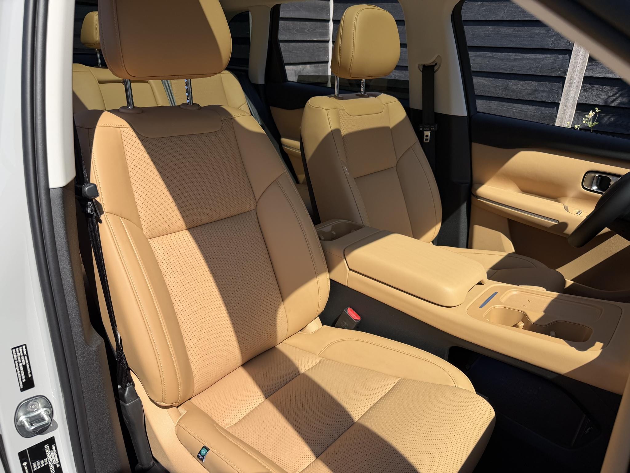 Leapmotor C10 Design REEV 28.4 kWh 218PK Automaat Navigatie, Camera 360, Lichtmetalen velgen, Elektrische Achterklep, Kunstlederen bekleding, Stoel Verwarming & Ventilatie afbeelding 16
