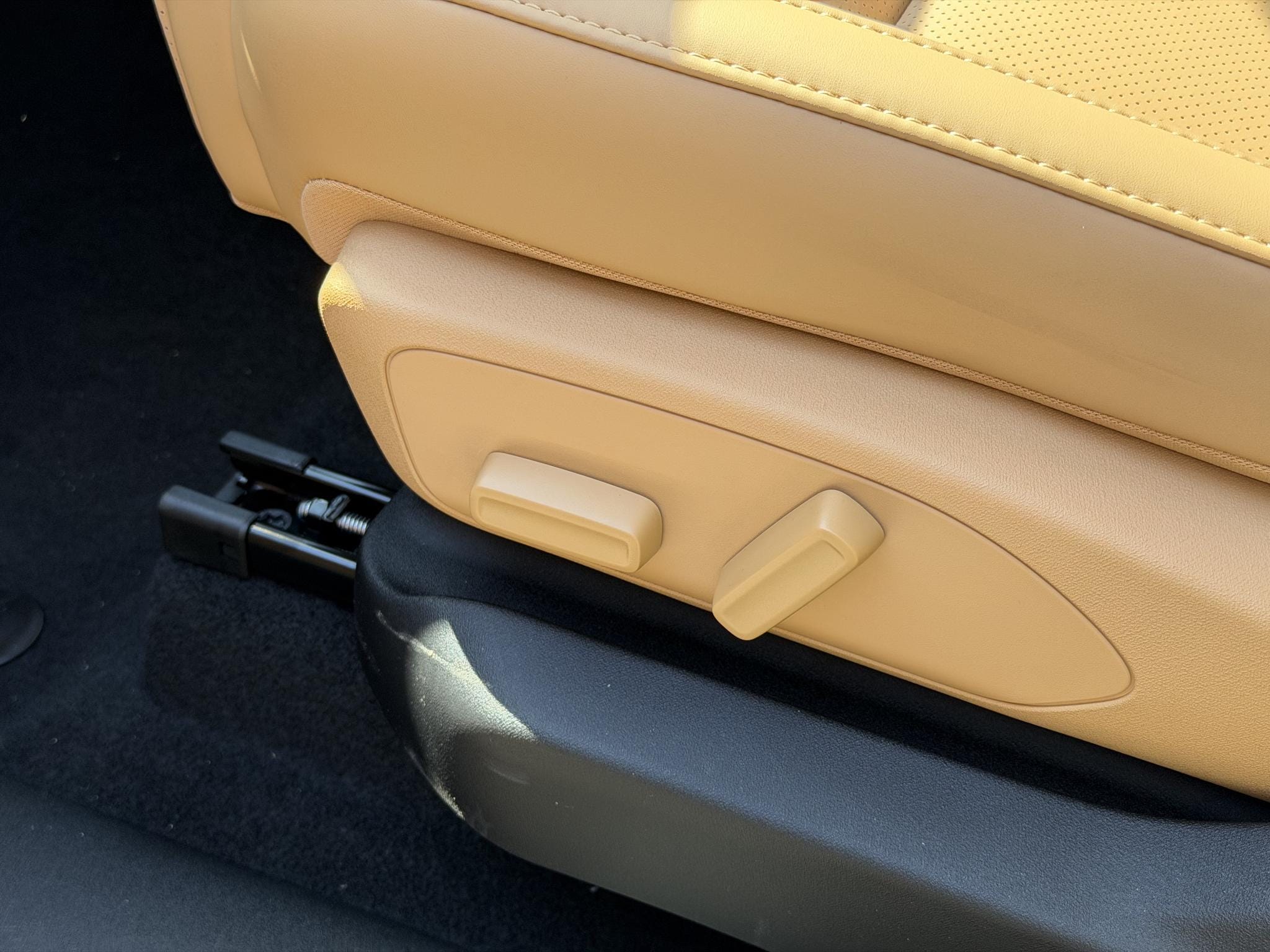 Leapmotor C10 Design REEV 28.4 kWh 218PK Automaat Navigatie, Camera 360, Lichtmetalen velgen, Elektrische Achterklep, Kunstlederen bekleding, Stoel Verwarming & Ventilatie afbeelding 17